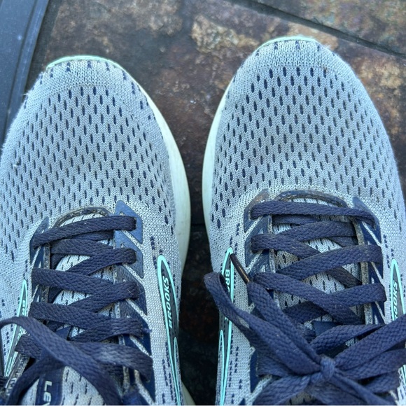 Women’s Brooks Levitate Blue and Gray Running Shoes - Picture 7 of 9
